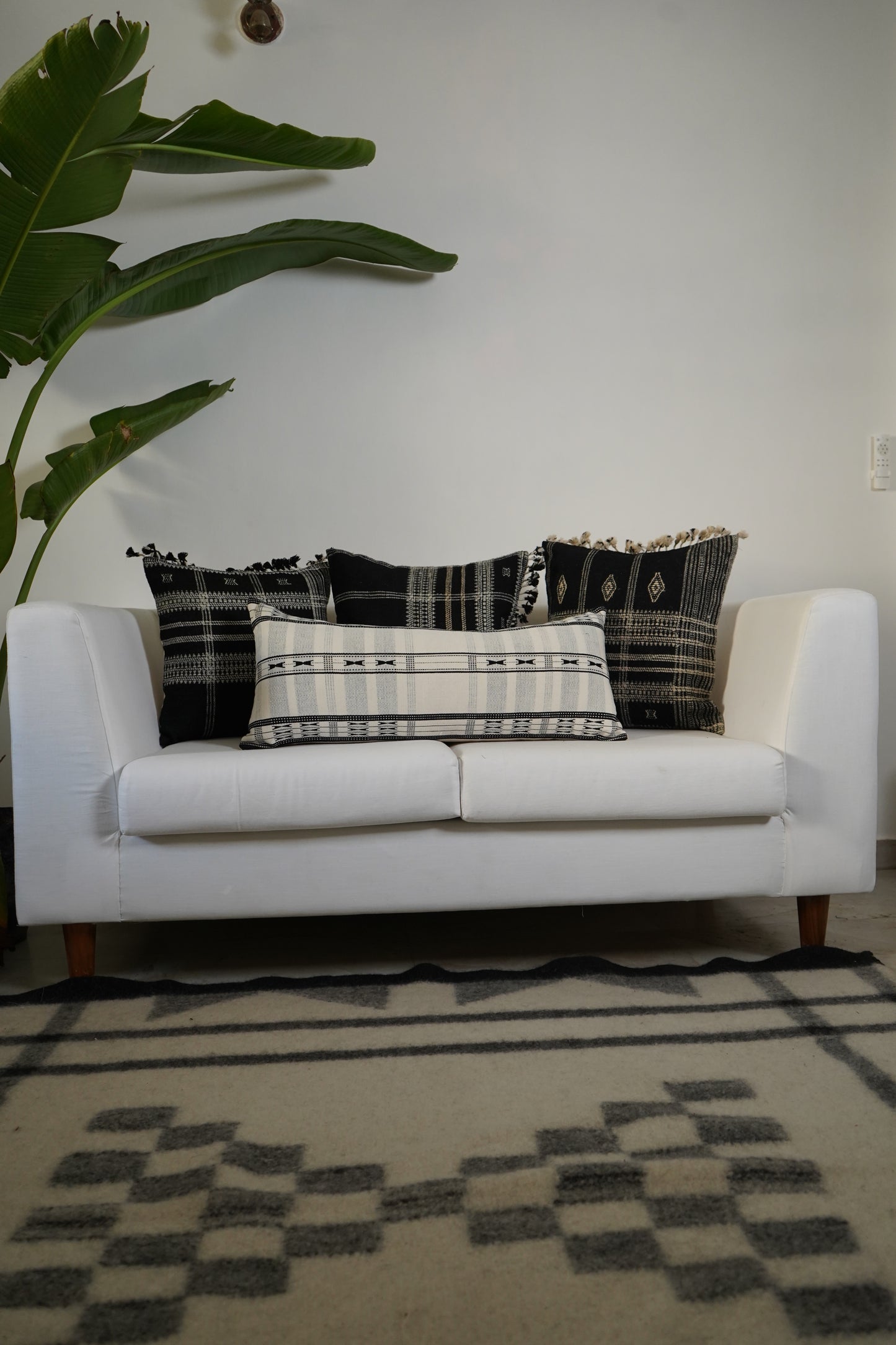 ZOOM HANDWOVEN LUMBAR - MONOCHROME