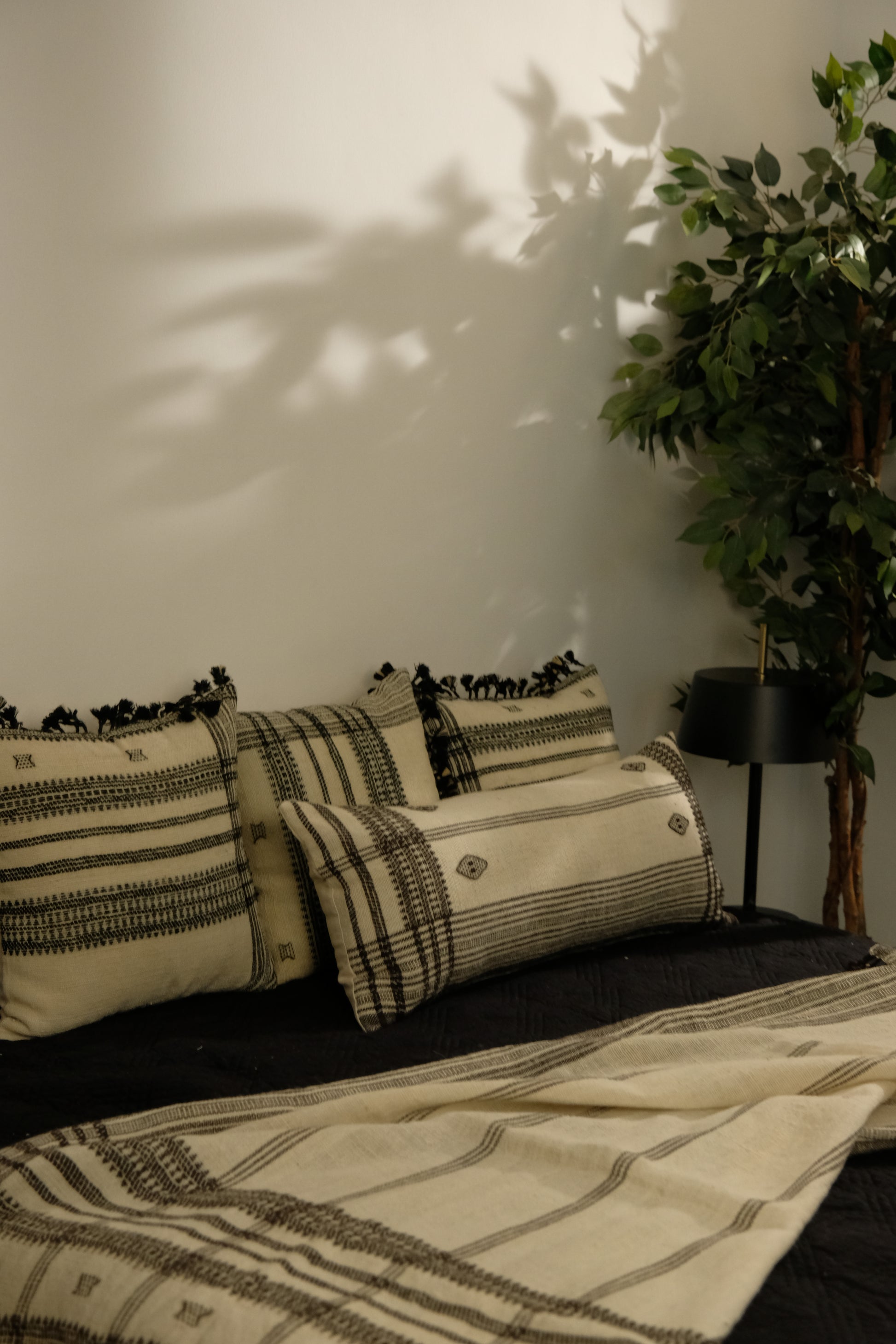 RAISU CUSHION - IVORY AND BROWN