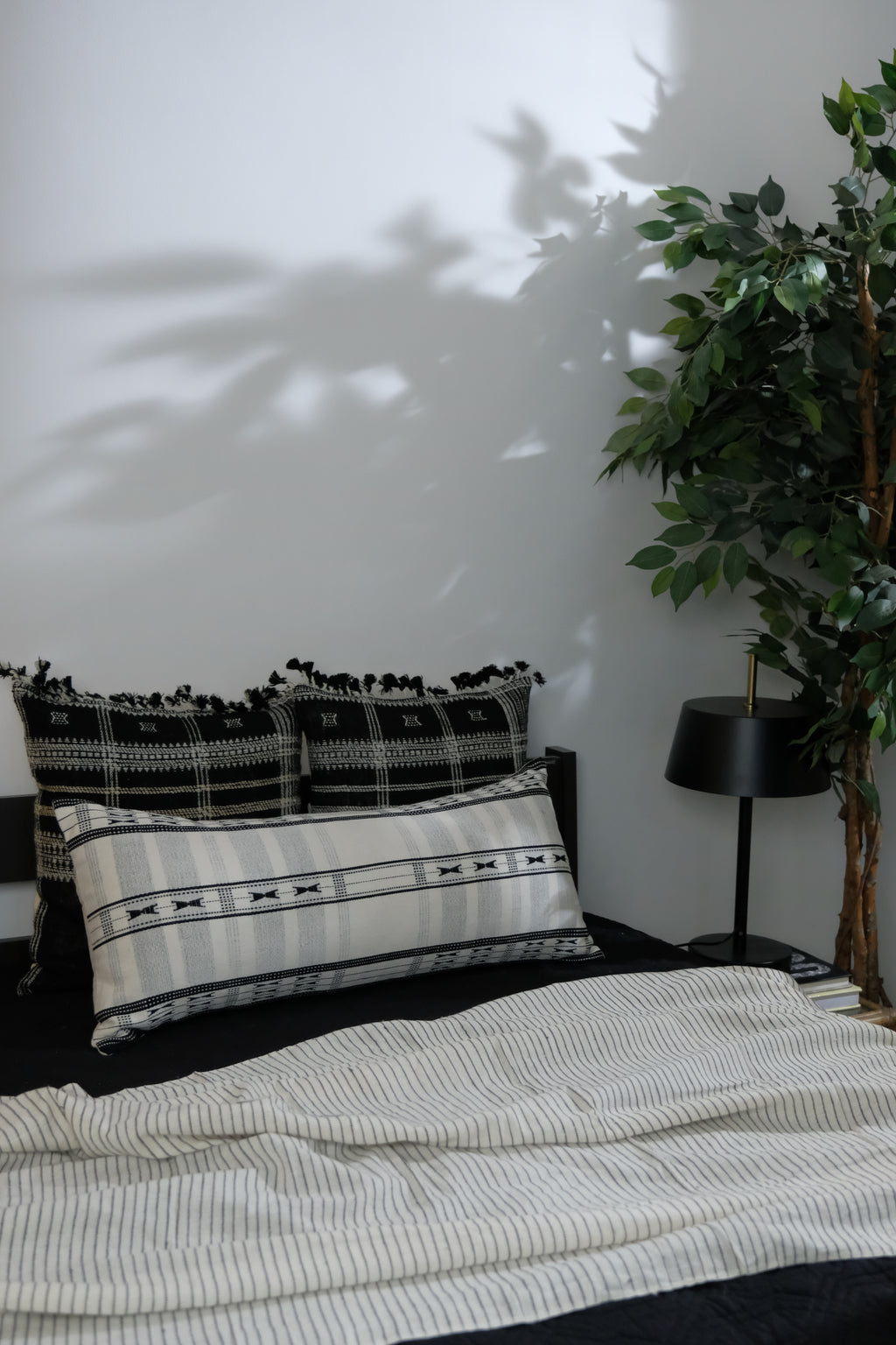 ZOOM HANDWOVEN PILLOW - MONOCHROME