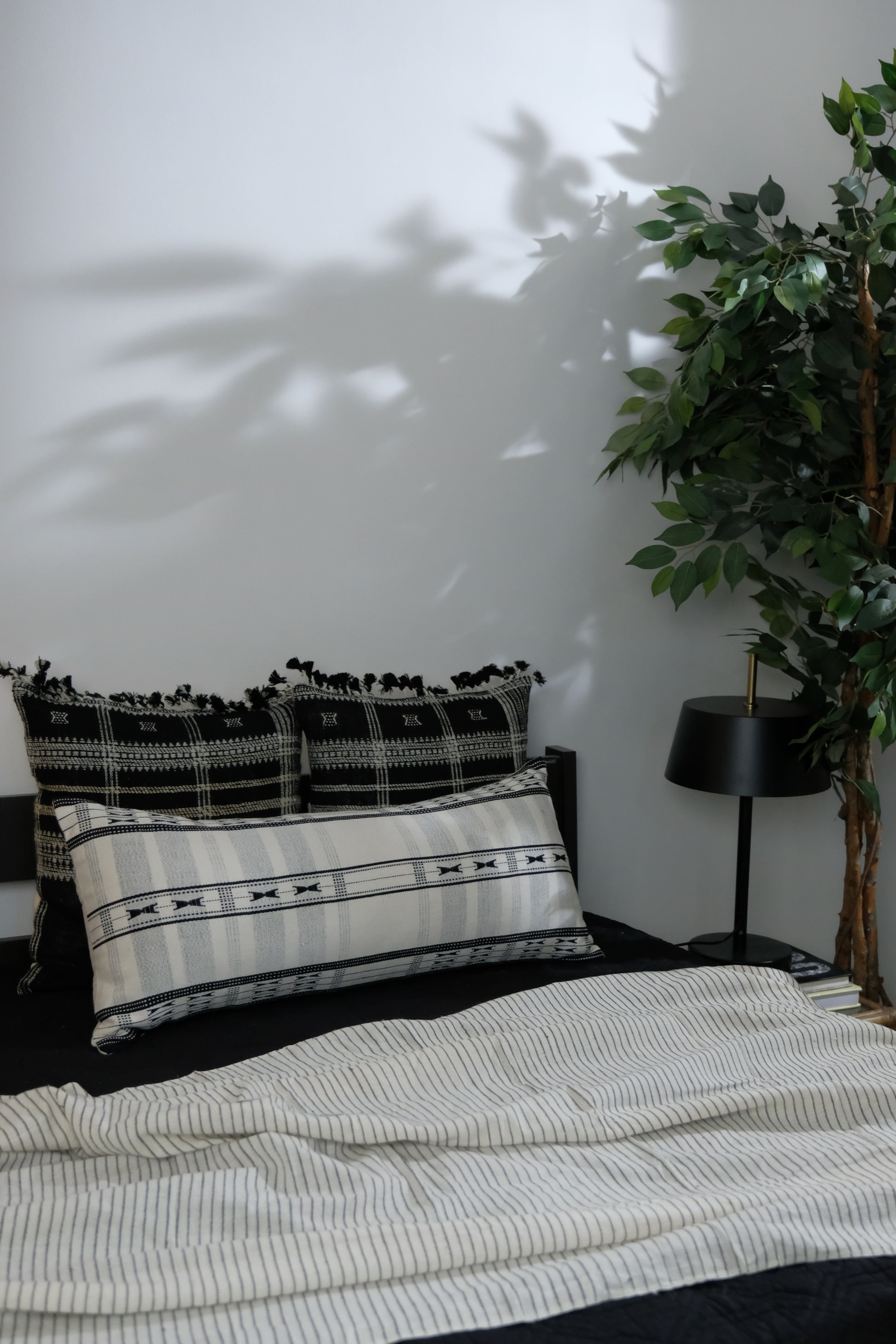 ZOOM HANDWOVEN PILLOW - MONOCHROME