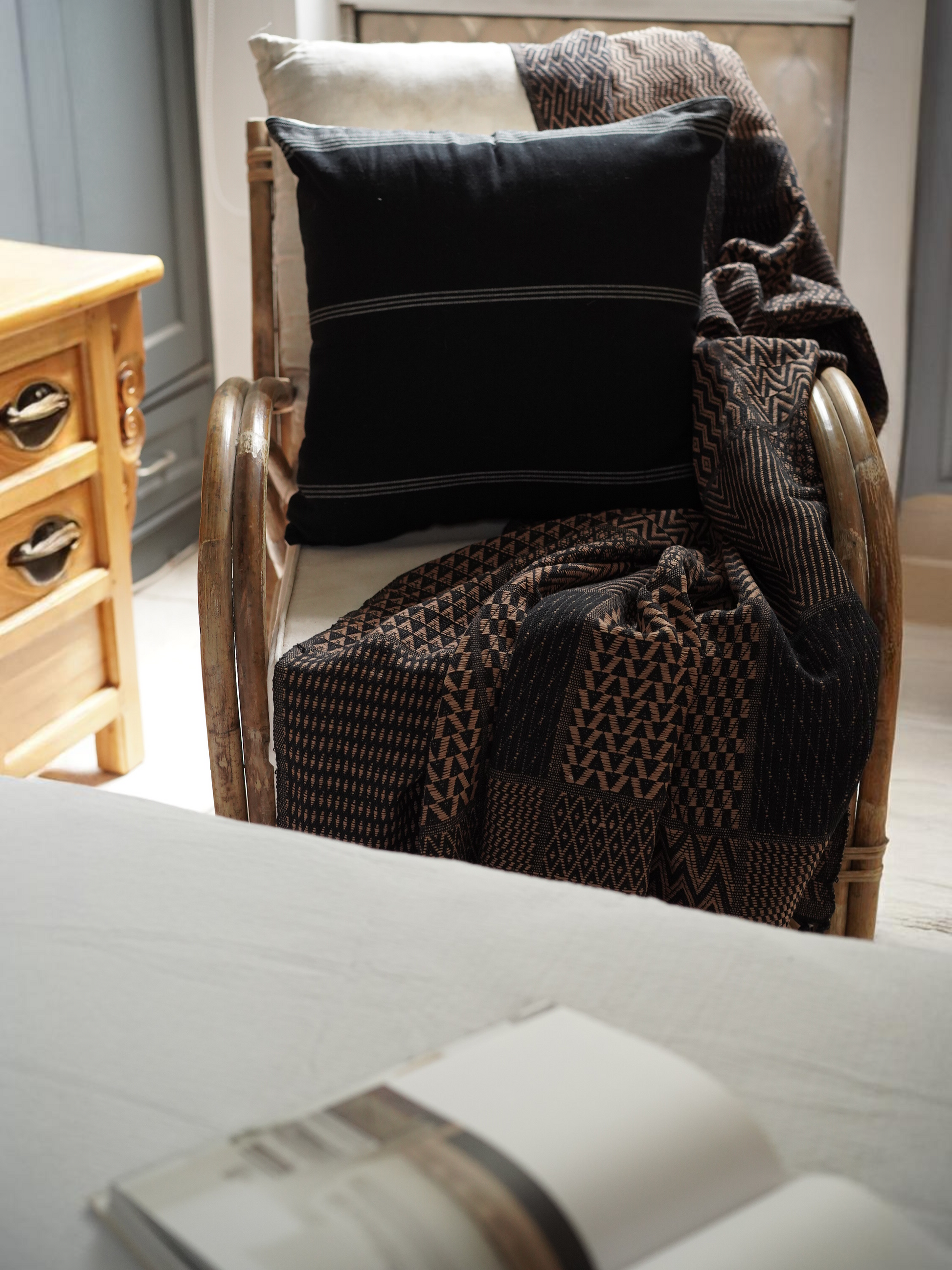 TRUFFLE HANDLOOMED THROW - BLACK AND COPPER GOLD