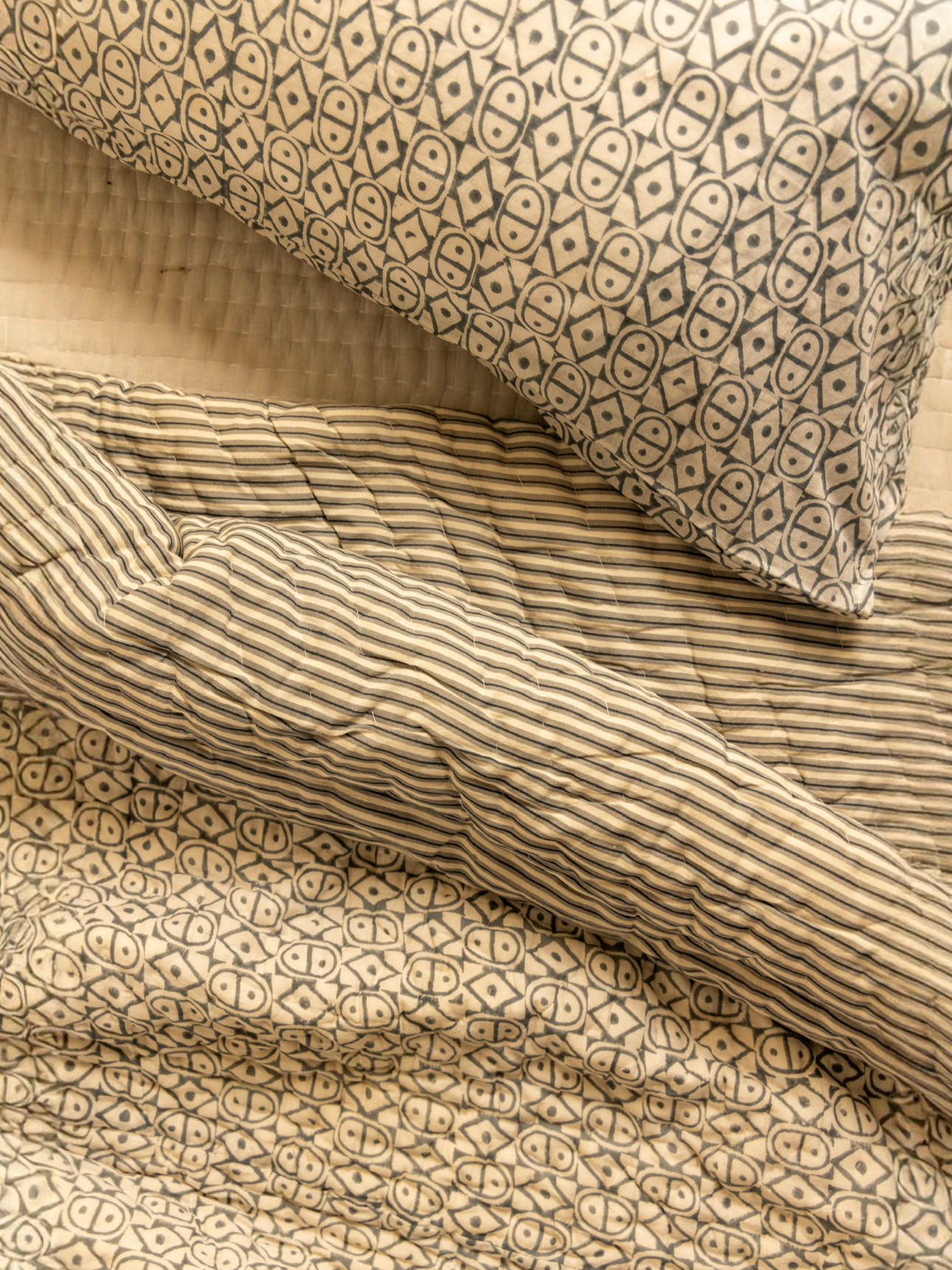 LUCA REVERSIBLE QUILT -  CHALK GREY