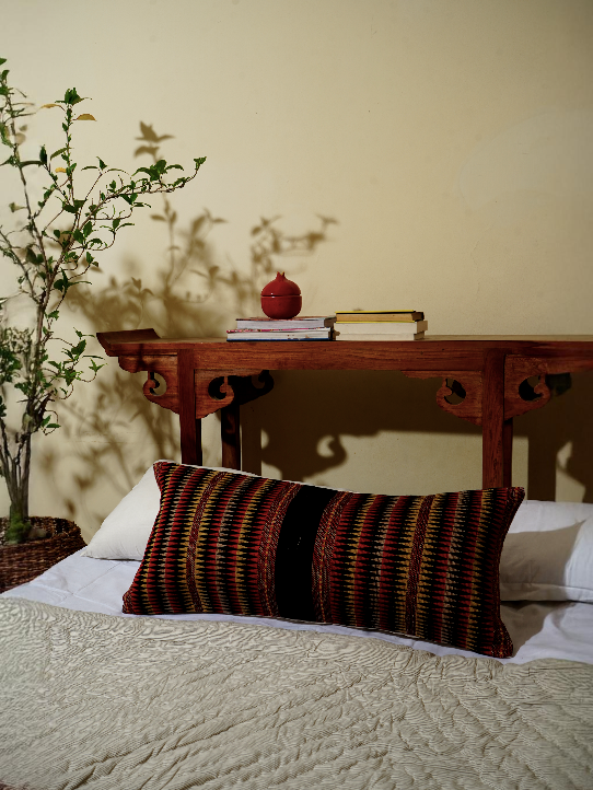 RUZA LUMBAR PILLOW - BLACK AND RED