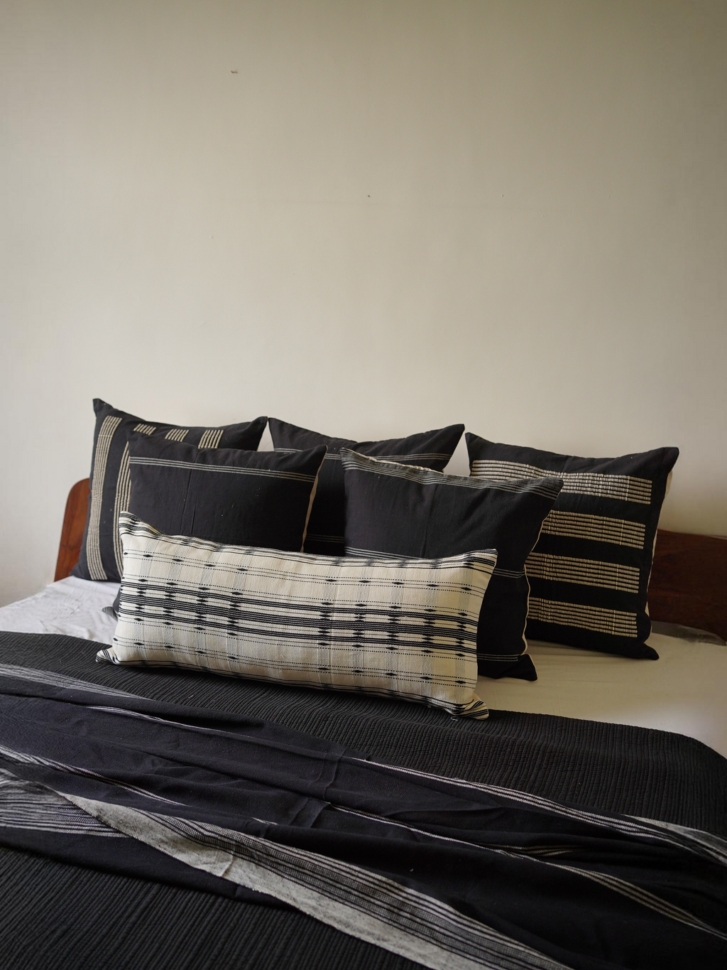 VAS HANDWOVEN LUMBAR - MONOCHROME