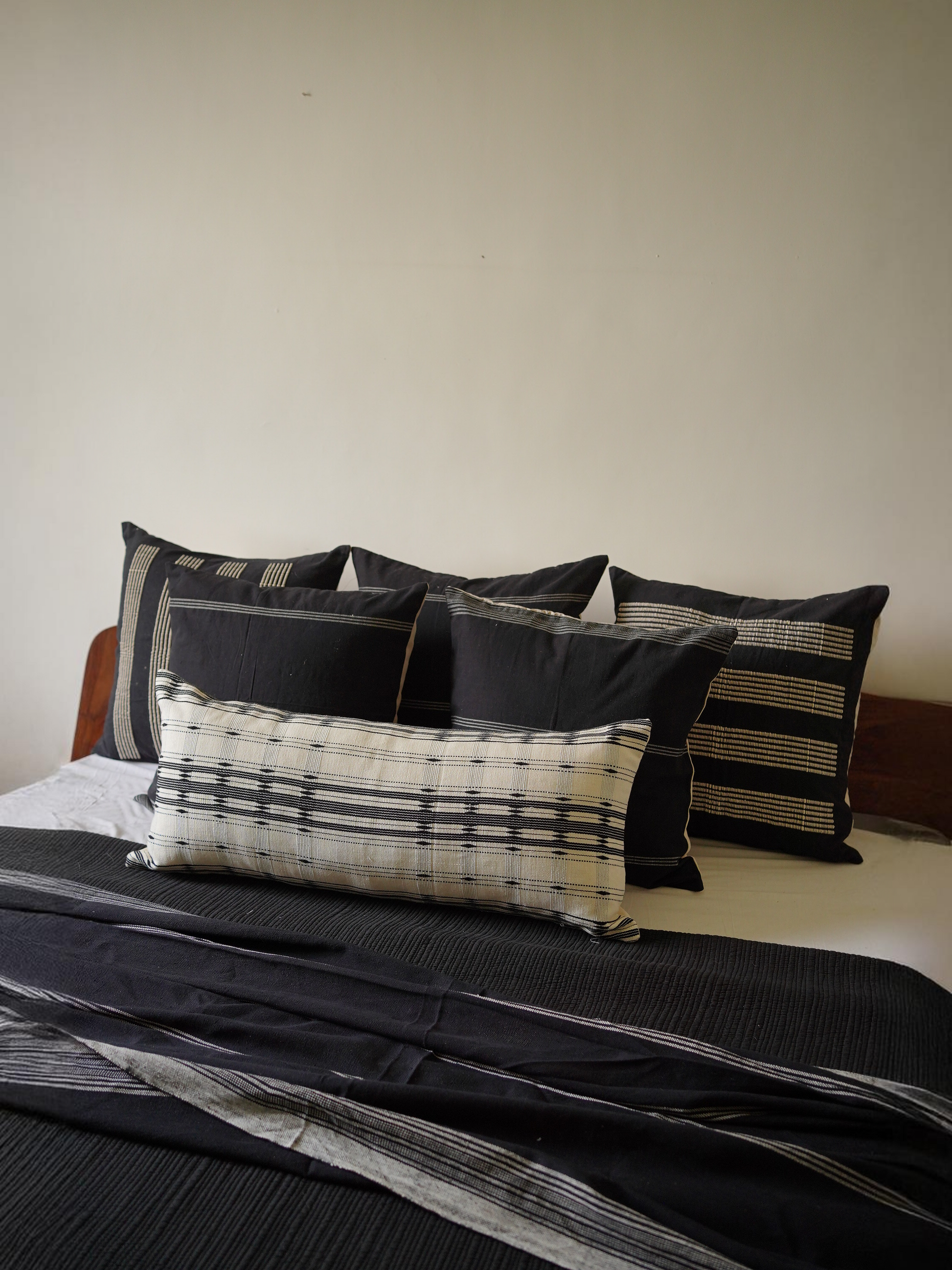 VAS HANDWOVEN LUMBAR - MONOCHROME