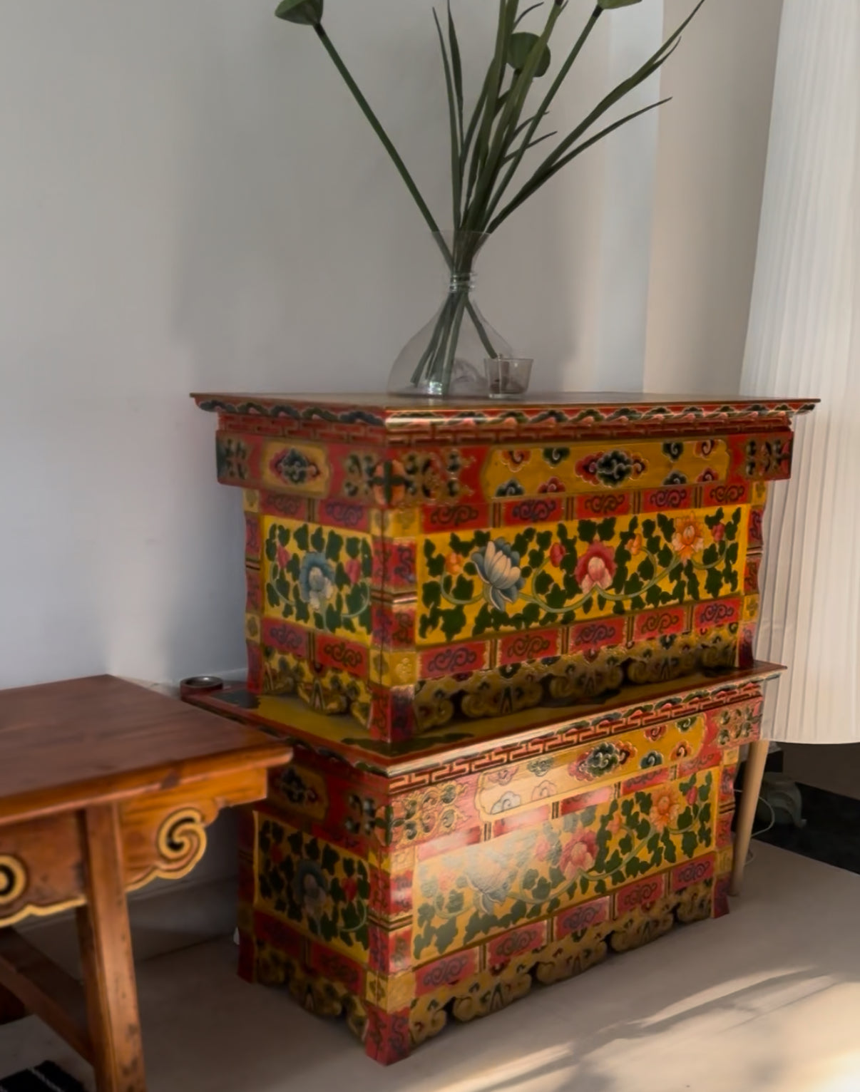 METOK HAND-PAINTED FOLDING TABLE - FLORAL