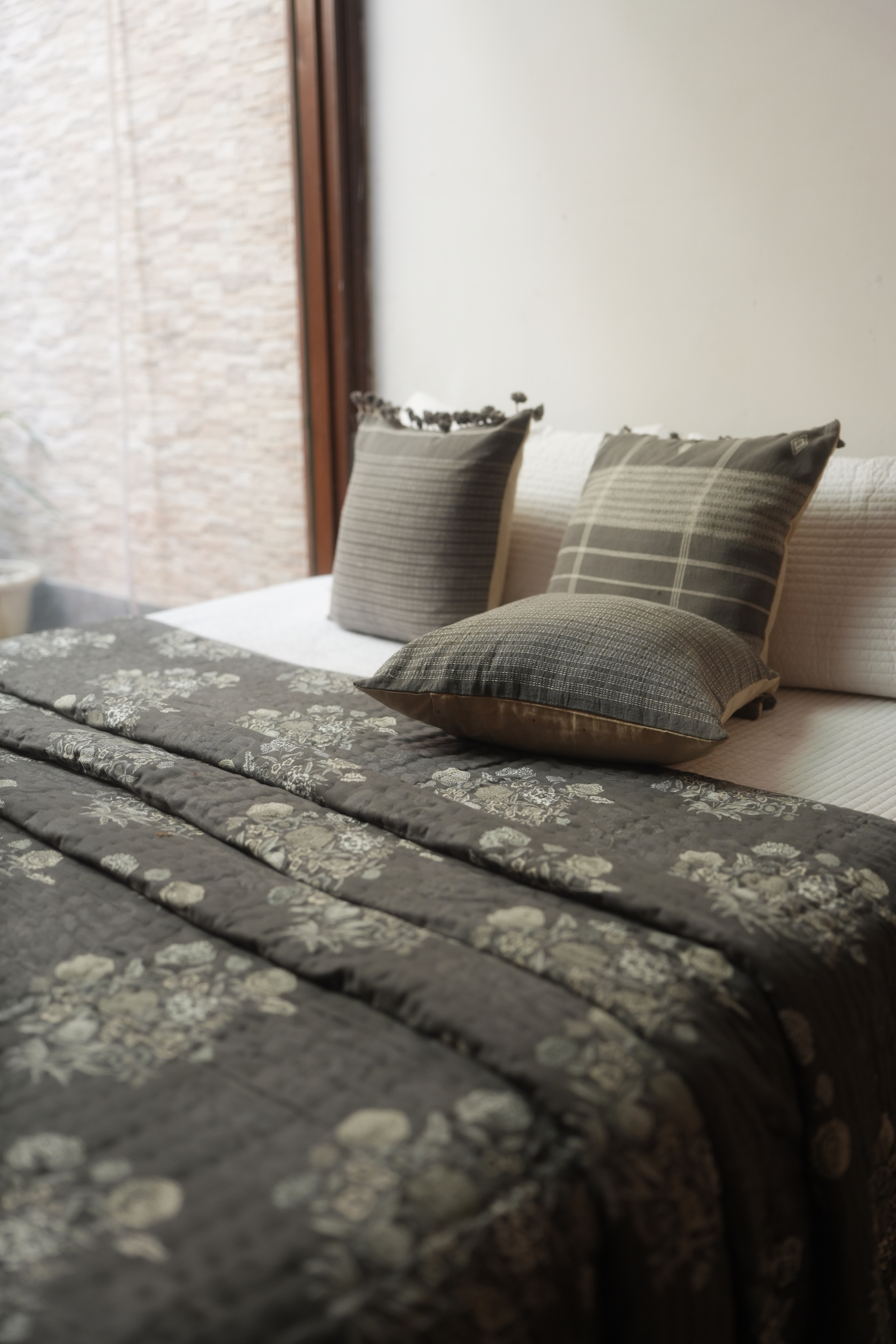 SLATE BOTANICAL PRINT QUILT - GREY