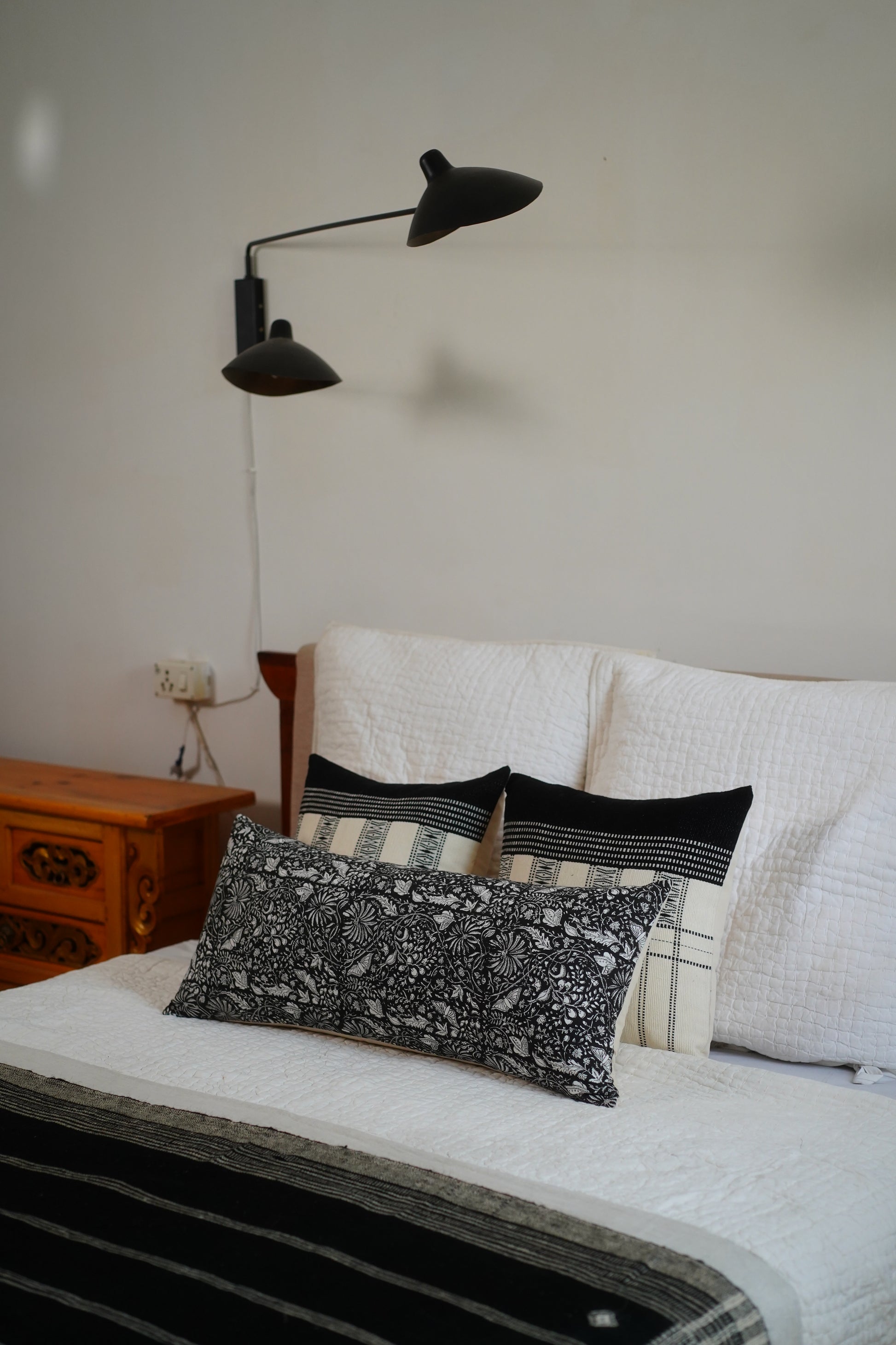 CHARCOAL BLOOM LUMBAR - BLACK