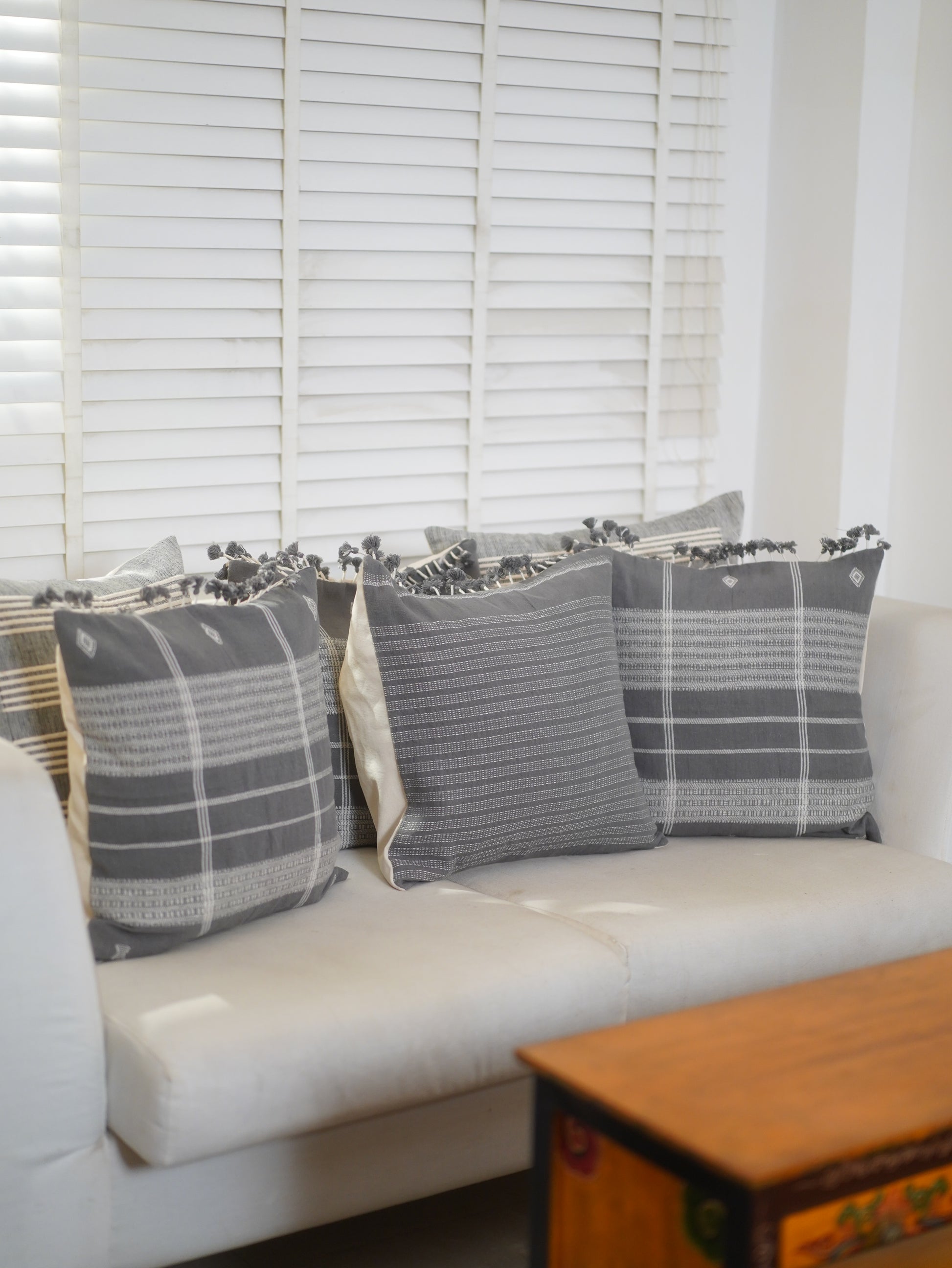 CINZA HANDWOVEN CUSHION - GREY