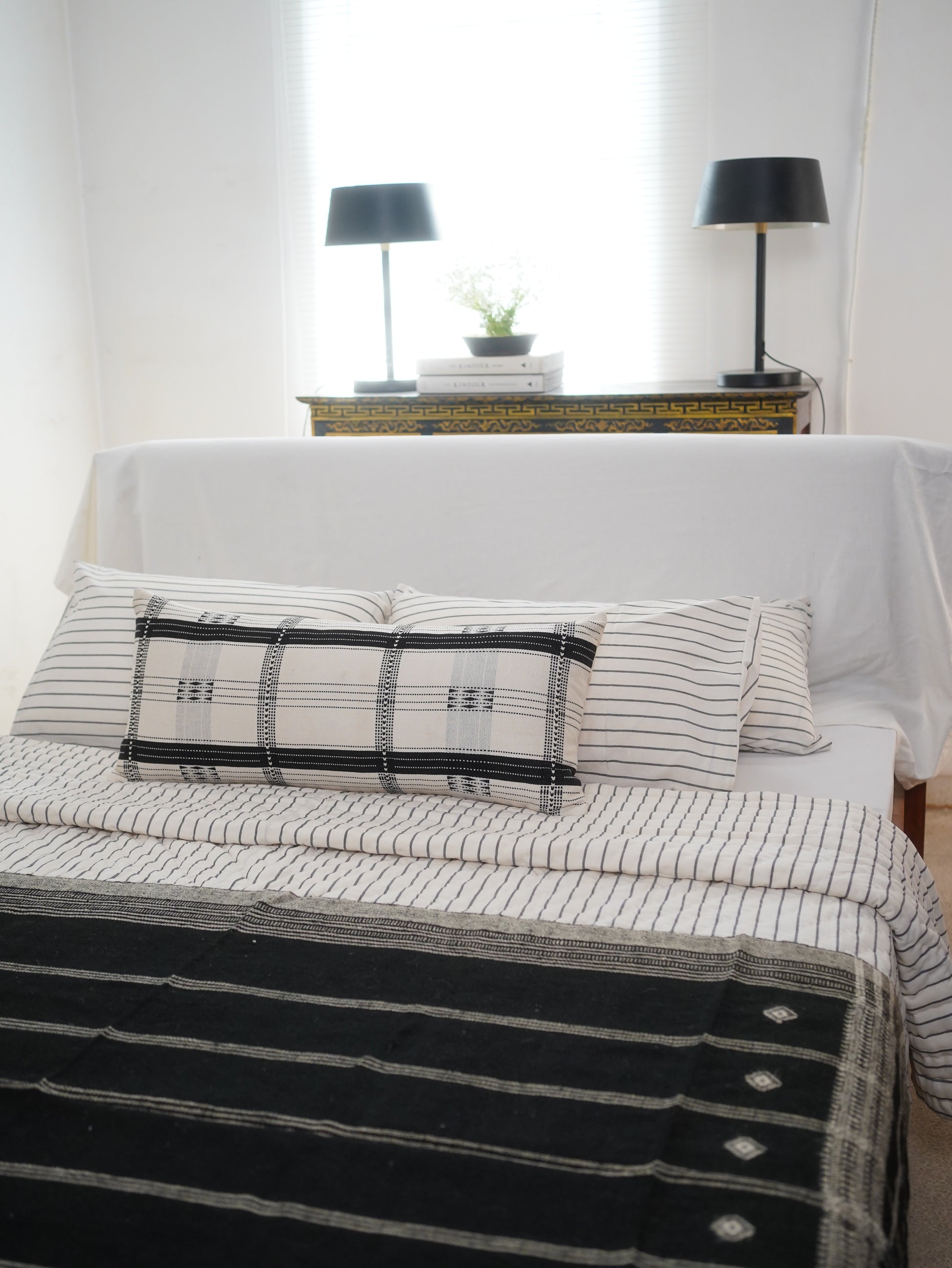 NOIR HANDWOVEN THROW