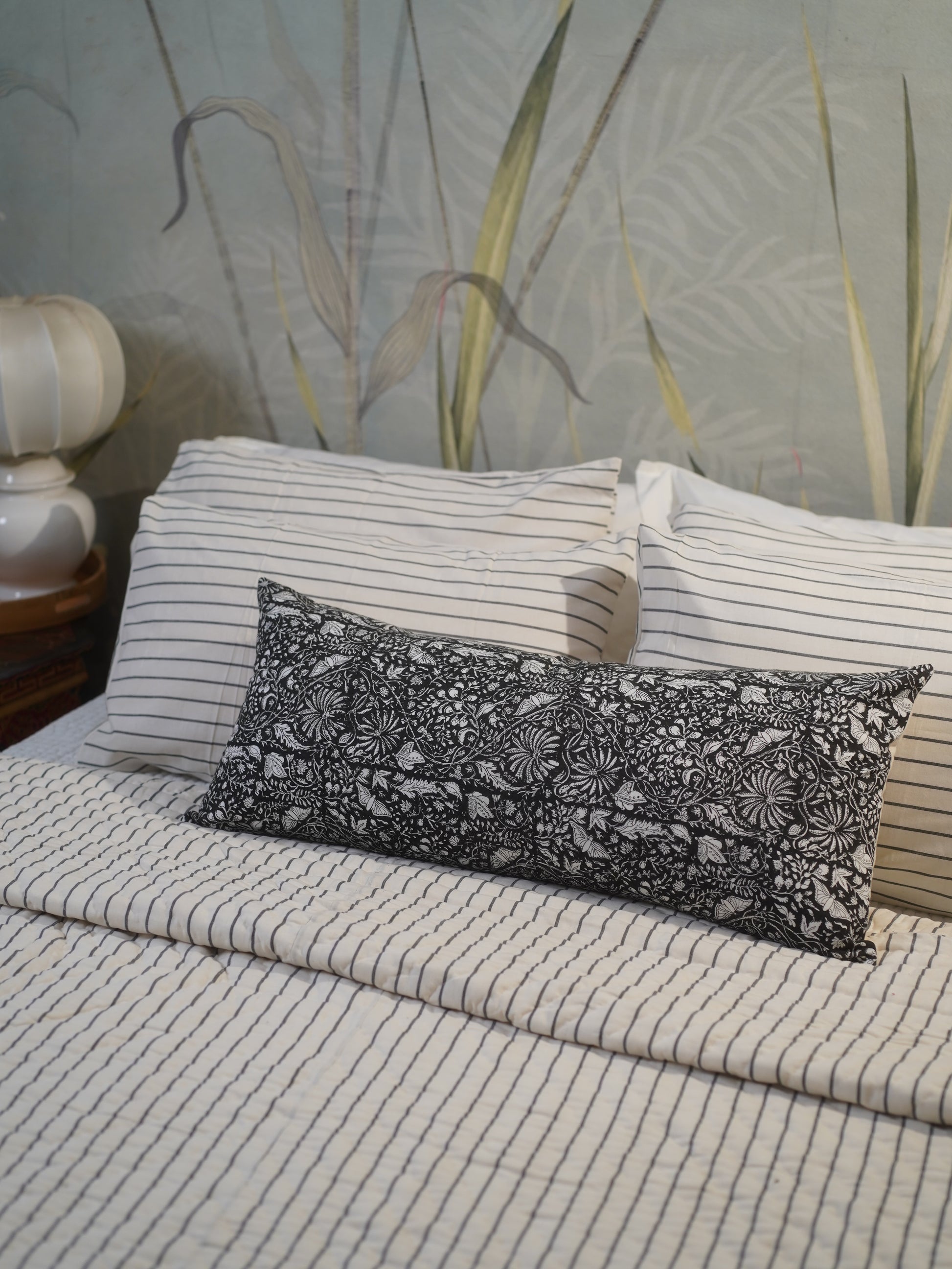 CHARCOAL BLOOM LUMBAR - BLACK